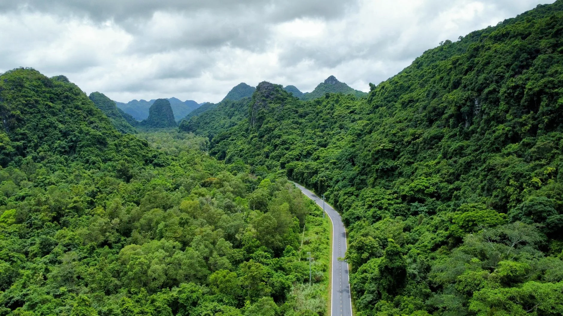 Map-style route through Vietnam showing cities from Hanoi to Ho Chi Minh City for budget travelers